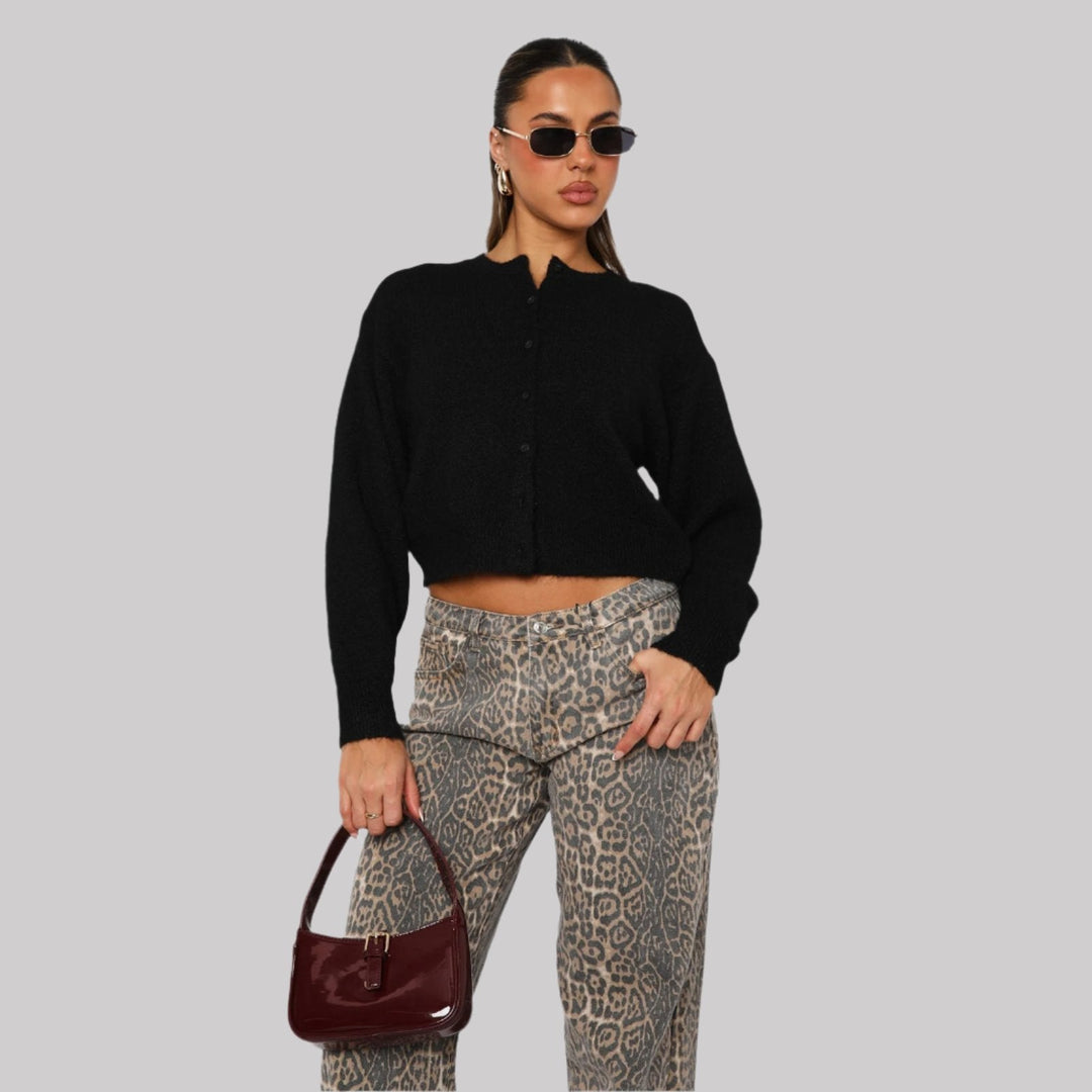 Klassische Damenstrickjacke in leuchtender Farbe, eleganter Schnitt, vielseitig für Büro und Freizeit, komfortabel.