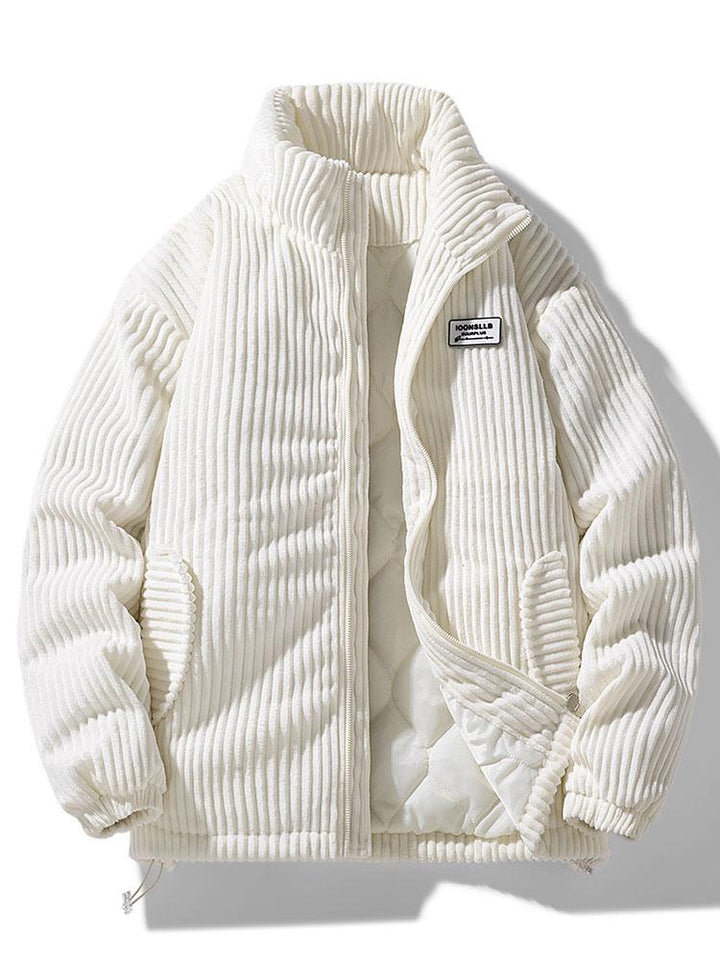 "Klassische Herren-Cordjacke mit zeitlosem Design, elegantem Schnitt und praktischen Taschen für vielseitige Outfits."