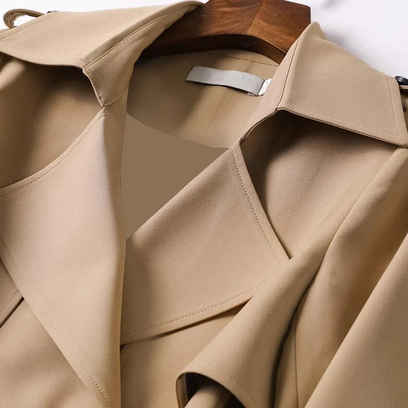 Klassischer Damen Trenchcoat in Beige, wasserdicht, zeitloses Design, ideal für wechselnde Witterungen und elegante Anlässe.
