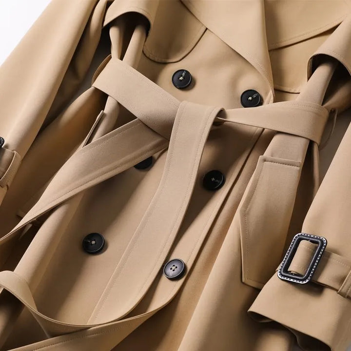 Klassischer Damen Trenchcoat in Beige, wasserdicht, zeitloses Design, ideal für wechselnde Witterungen und elegante Anlässe.