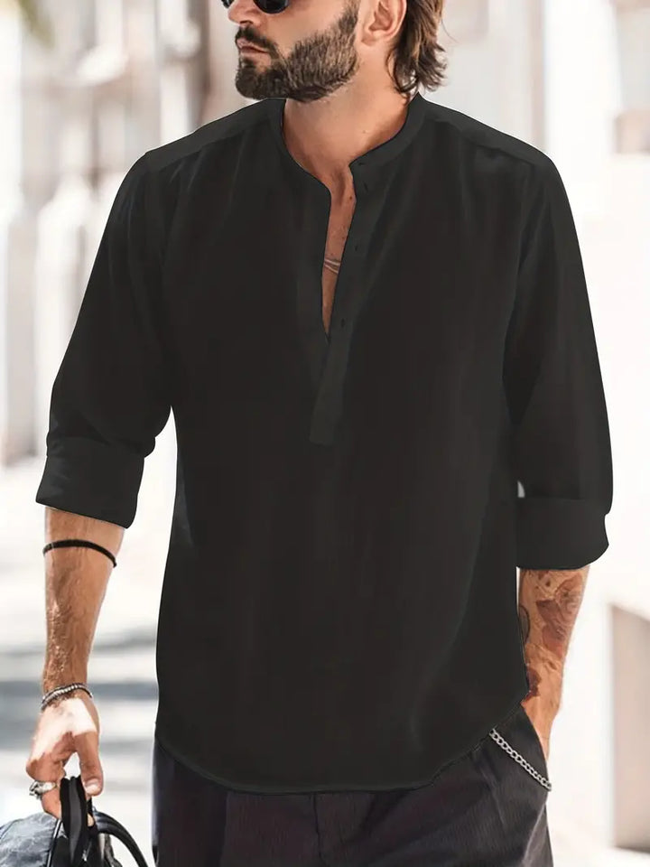 "Klassisches Herren-Leinenhemd in Beige, atmungsaktiv, mit Vintage-Knöpfen, ideal für Frühling und Herbst."