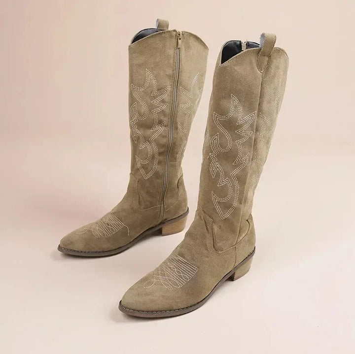 "Kniehohe Cowboystiefel für Damen mit kunstvollen Stickereien, klassisches Western-Design, stilvoll und elegant."