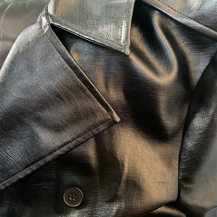 "Knielanger Herren Trenchcoat, zweireihig, klassische Eleganz, Vorderansicht, optimal für moderne stilvolle Outfits."