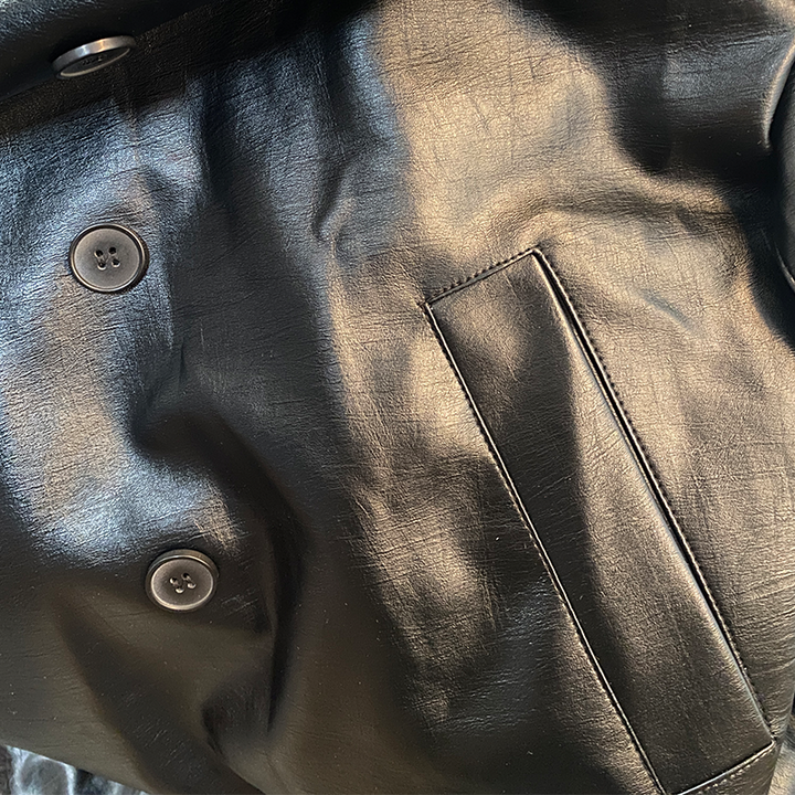 "Knielanger Herren Trenchcoat, zweireihig, klassische Eleganz, Vorderansicht, optimal für moderne stilvolle Outfits."