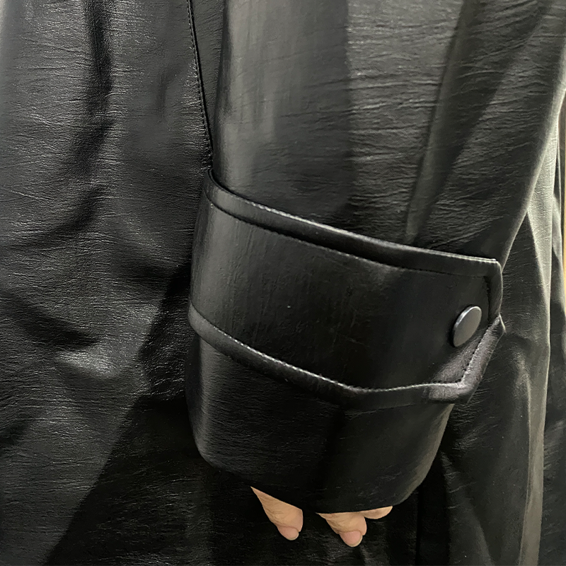 "Knielanger Herren Trenchcoat, zweireihig, klassische Eleganz, Vorderansicht, optimal für moderne stilvolle Outfits."