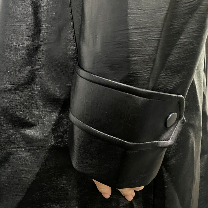 "Knielanger Herren Trenchcoat, zweireihig, klassische Eleganz, Vorderansicht, optimal für moderne stilvolle Outfits."