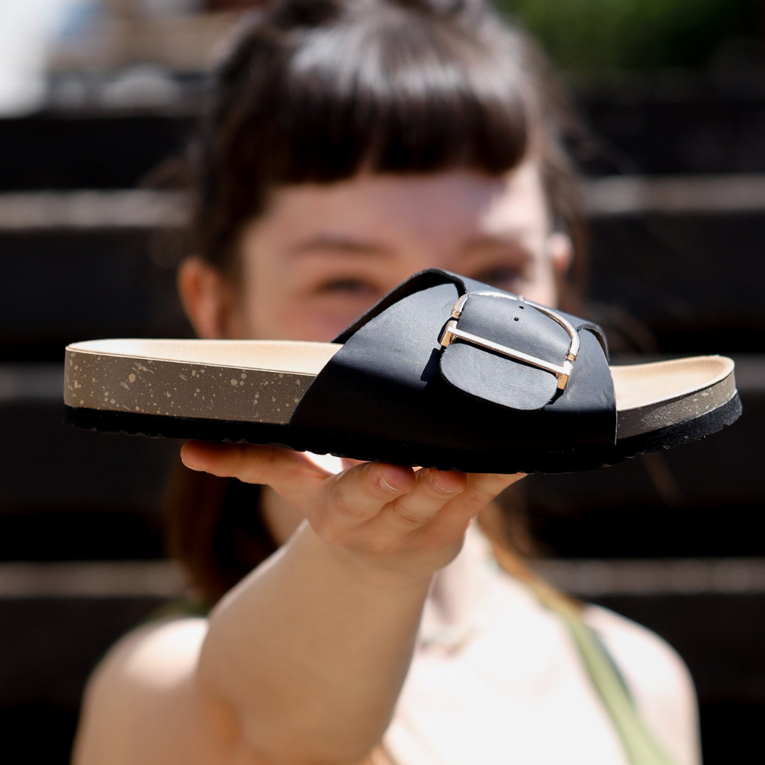 "Komfortable Damen-Korksandalen gegen Fußschmerzen, mit stylischen Schnallen und rutschfester Sohle in Rosa."