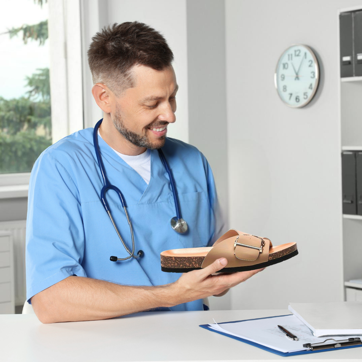 "Komfortable Damen-Korksandalen gegen Fußschmerzen, mit stylischen Schnallen und rutschfester Sohle in Rosa."