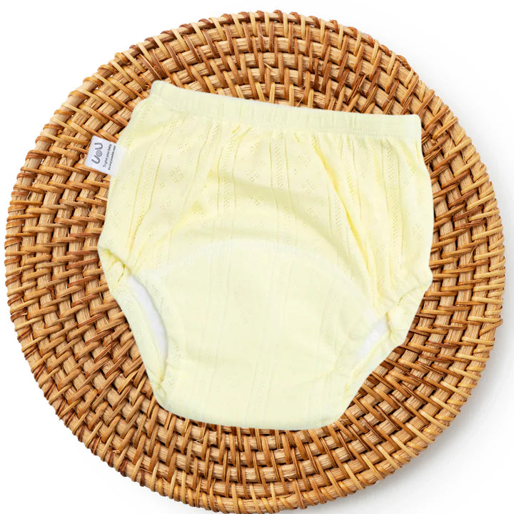 Komfortable, saugfähige Töpfchentraining-Höschen für Kinder in verspieltem Design mit weichem, atmungsaktivem Material.