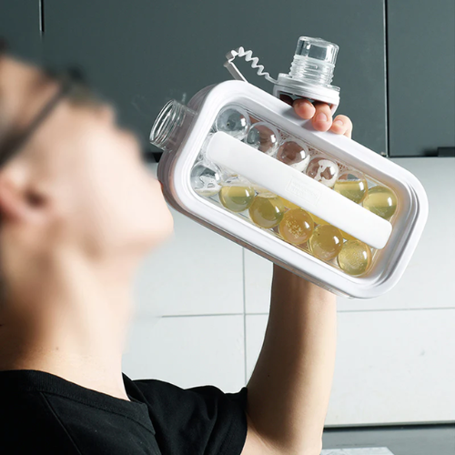 "Kompakte Eiswürfelmaschine mit schneller Eisproduktion, robustem transparentem Gehäuse, ideal für Küchen und Bars."