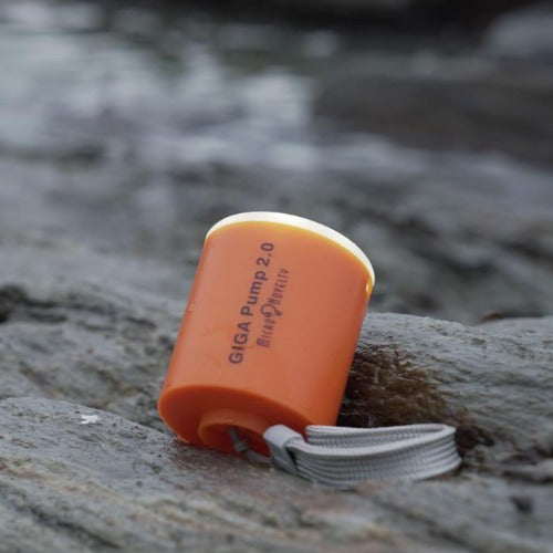 "Kompakte GIGA TurboPump, multifunktionale Luftpumpe und Taschenlampe, ideal für Camping-Abenteuer, tragbar und robust."