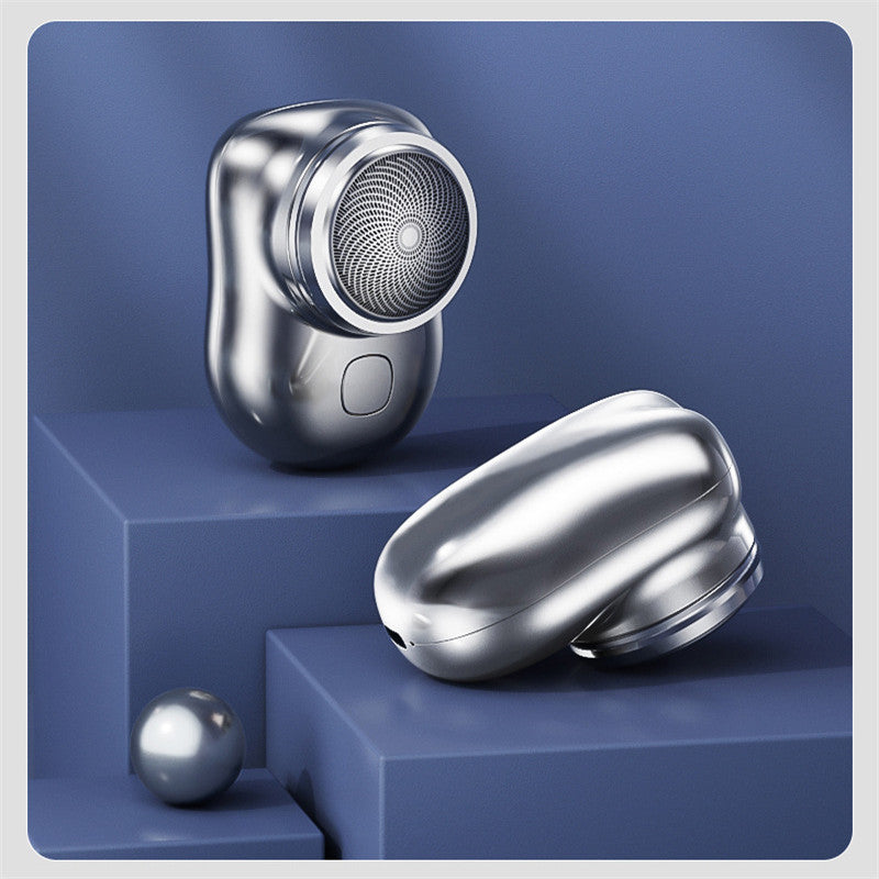 "Kompakter, kabelloser Herrenrasierer mit ergonomischem Design, ideal für präzise und sanfte Körperpflege unterwegs."