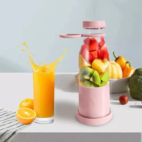 Kompakter Smoothie-Mixer, tragbar, mit Fruchtbehälter und Trinkverschluss, ideal für unterwegs, in modernem Design.