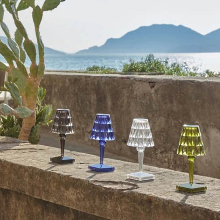 Kristall-Tischlampe mit funkelndem Design, in Silber, verleiht elegantes Ambiente, ideal für moderne und klassische Räume.