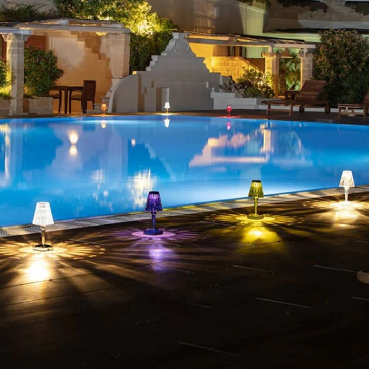 Kristall-Tischlampe mit funkelndem Design, in Silber, verleiht elegantes Ambiente, ideal für moderne und klassische Räume.