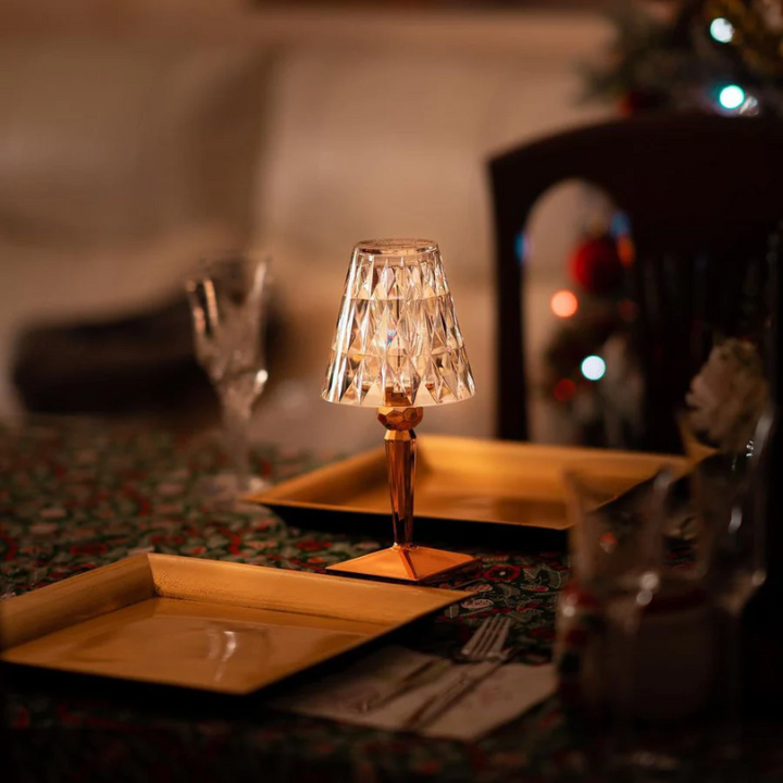 Kristall-Tischlampe mit funkelndem Design, in Silber, verleiht elegantes Ambiente, ideal für moderne und klassische Räume.