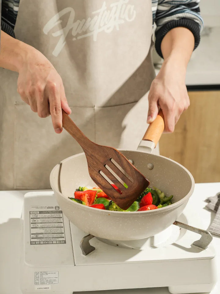 "Küchenset aus natürlichem Teak Holz, rustikal-elegantes Design, nachhaltige Küchenhelfer, stilvoll und funktional"