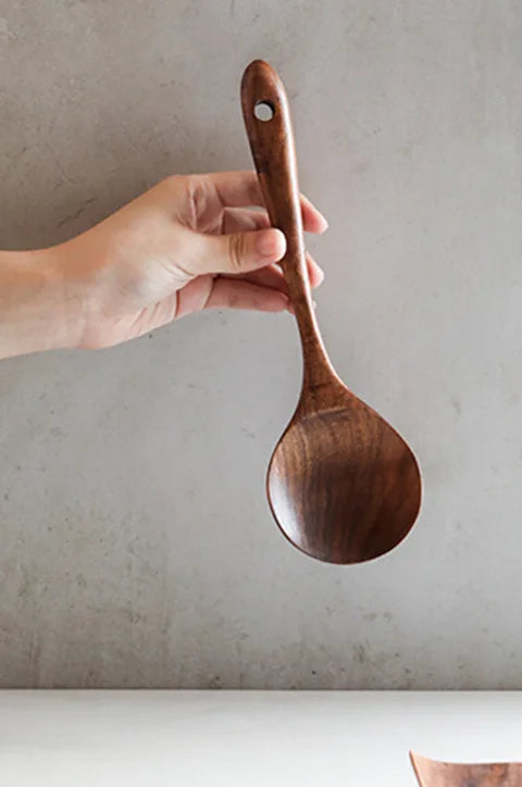 "Küchenset aus natürlichem Teak Holz, rustikal-elegantes Design, nachhaltige Küchenhelfer, stilvoll und funktional"