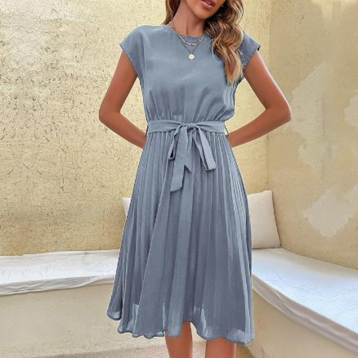 Kurzärmeliges Plissee-Minikleid in sanften Farben, elegantes Design, schmeichelhafte Passform, ideal für Sommer und Anlässe.