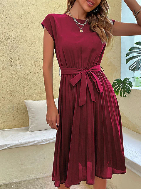 Kurzärmeliges Plissee-Minikleid in sanften Farben, elegantes Design, schmeichelhafte Passform, ideal für Sommer und Anlässe.
