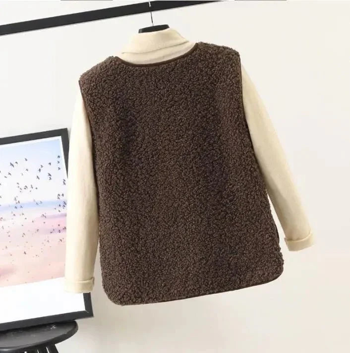 "Kuschelige Damen-Plüschweste in Beige für stilvolle Herbst- und Frühlingslooks, weiches Material, vielseitig kombinierbar."