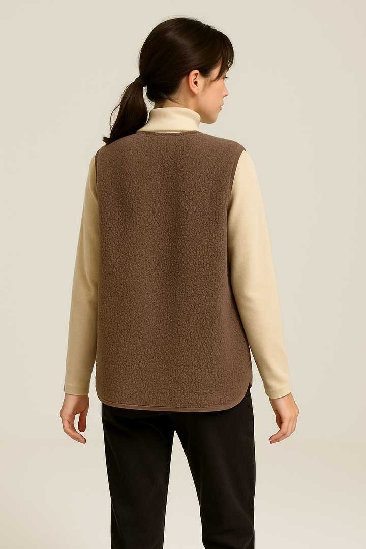 "Kuschelige Damen-Plüschweste in Beige für stilvolle Herbst- und Frühlingslooks, weiches Material, vielseitig kombinierbar."
