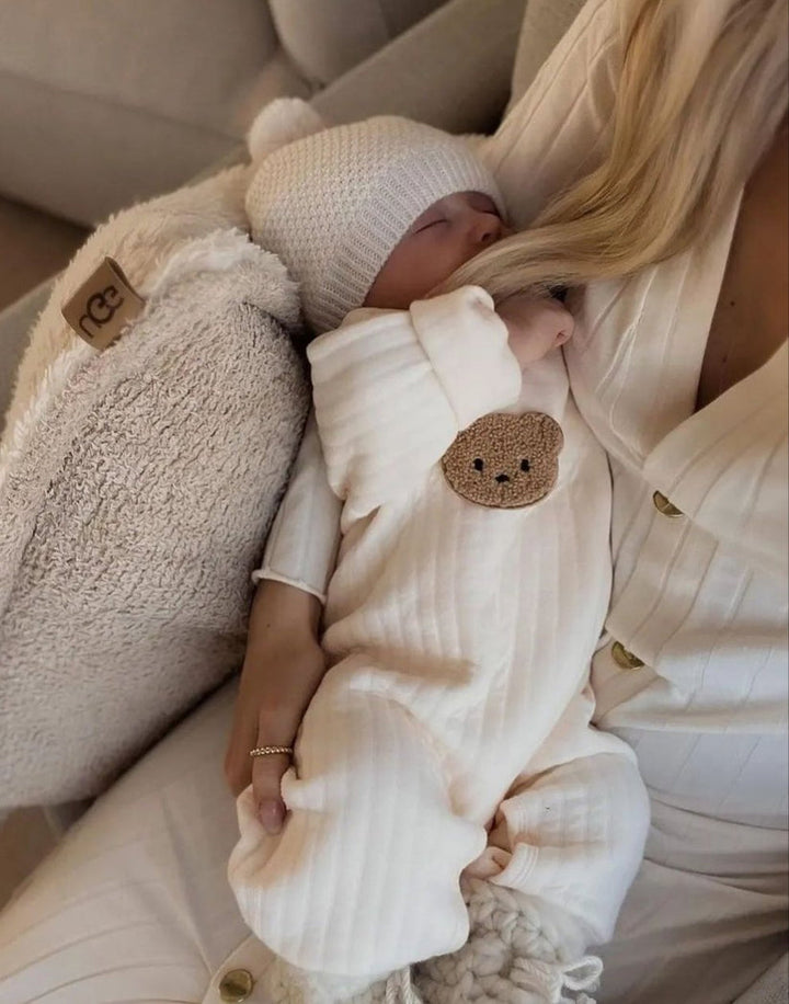 "Kuscheliger Babystrampler mit süßem Bärchen-Motiv für Frühling/Herbst, bequem und atmungsaktiv für zarte Babyhaut."