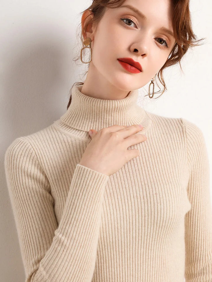 "Kuscheliger Damen Rollkragenpullover in Beige, elegant, ideal für Herbst/Winter, vielseitig kombinierbar für kalte Tage."