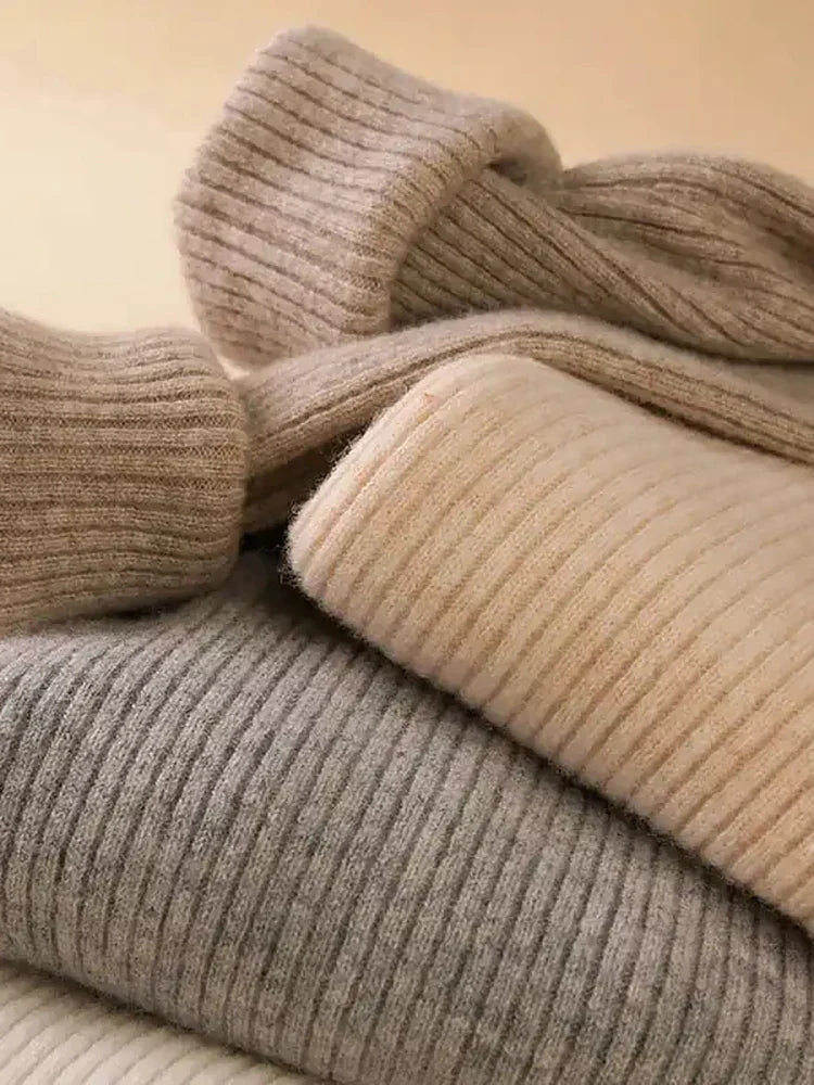 "Kuscheliger Damen Rollkragenpullover in Beige, elegant, ideal für Herbst/Winter, vielseitig kombinierbar für kalte Tage."