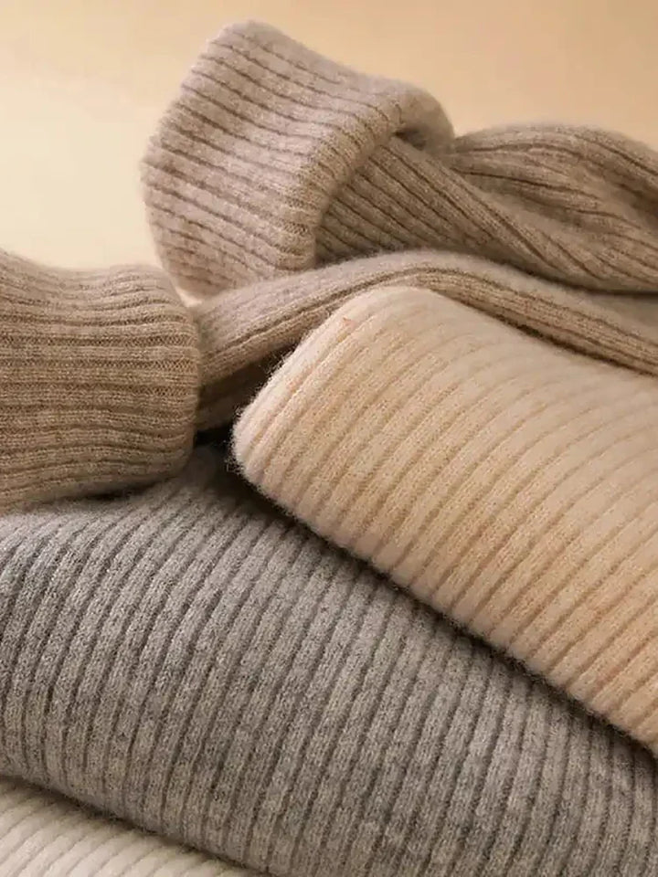 "Kuscheliger Damen Rollkragenpullover in Beige, elegant, ideal für Herbst/Winter, vielseitig kombinierbar für kalte Tage."