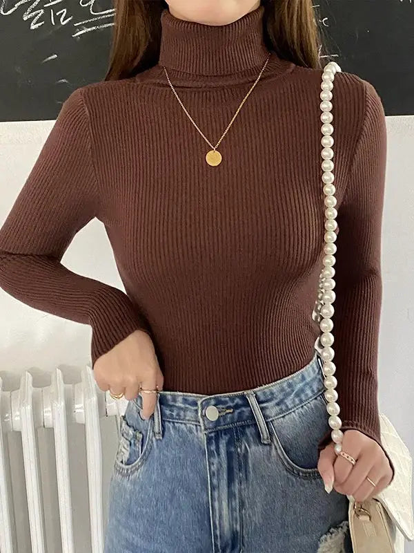 "Kuscheliger Damen Rollkragenpullover in Beige, elegant, ideal für Herbst/Winter, vielseitig kombinierbar für kalte Tage."