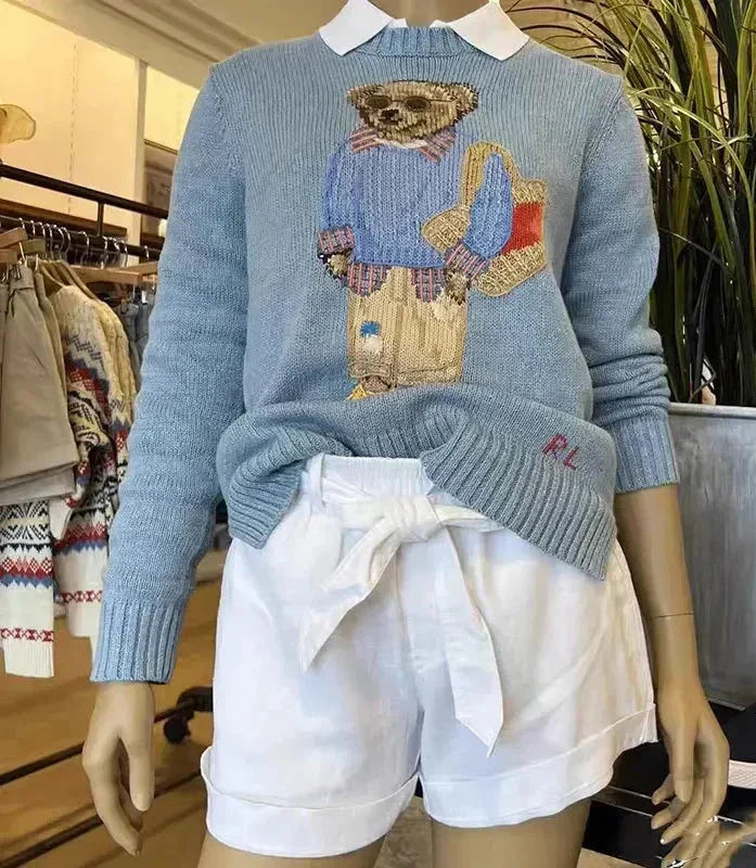 "Kuscheliger Damenpullover mit Bärenmuster in Blau, gestrickt, Rundhals, ideal für stilvolle und warme Herbsttage."