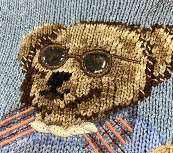 "Kuscheliger Damenpullover mit Bärenmuster in Blau, gestrickt, Rundhals, ideal für stilvolle und warme Herbsttage."