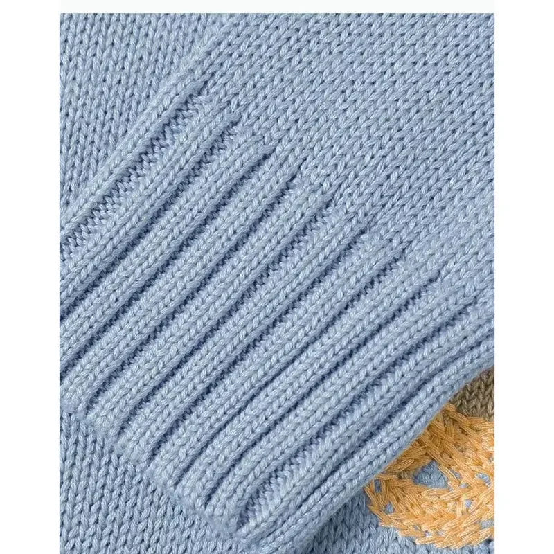 "Kuscheliger Damenpullover mit Bärenmuster in Blau, gestrickt, Rundhals, ideal für stilvolle und warme Herbsttage."