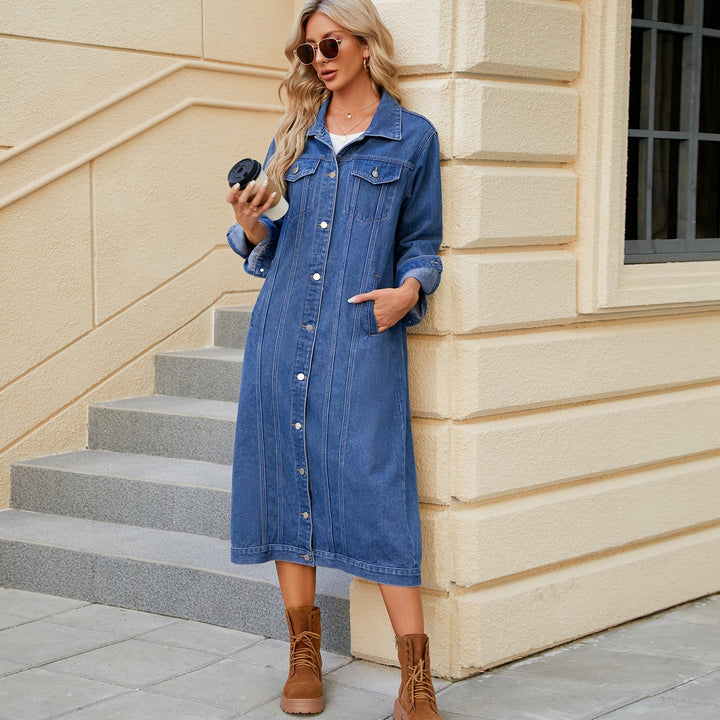 Lange Damen-Denim-Jacke mit spitzem Kragen und Brusttaschen, in mittlerem Blauton, eleganter zeitloser Stil, vielseitig einse