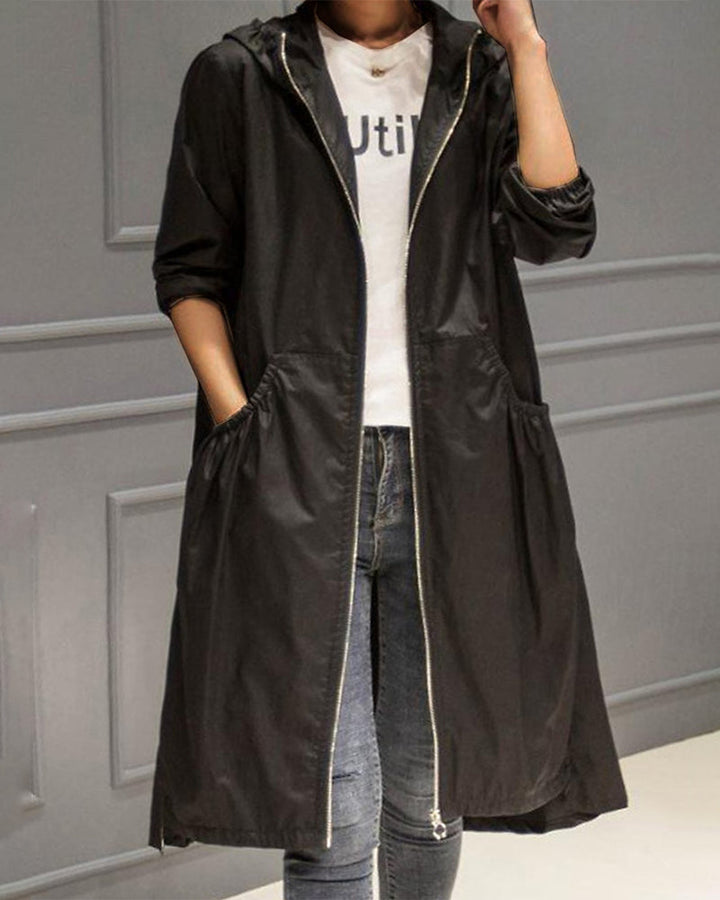 Langer, wasserfester Damen-Trenchcoat mit Kapuze, unifarben, ideal für Herbst/Winter, elegant und funktional.