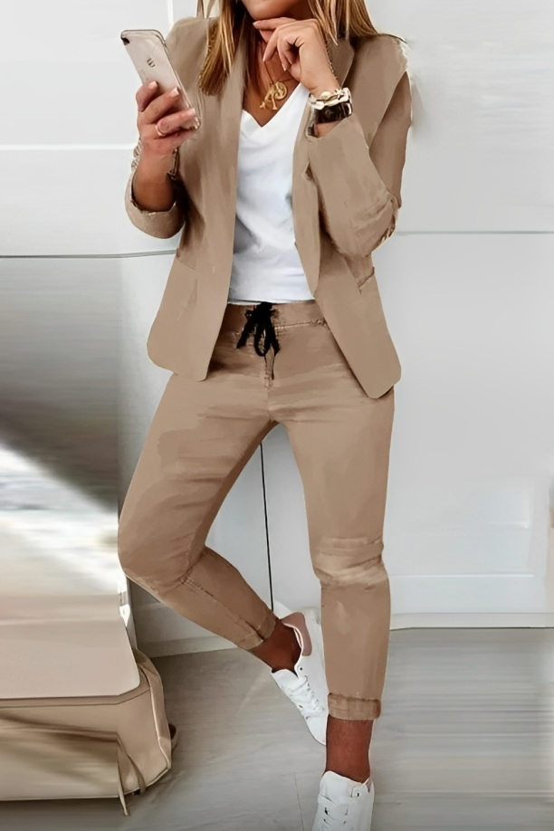 "Lässiges Damen Anzugset in Blau, frontale Ansicht; elegantes Design, weiche und atmungsaktive Textur für Komfort."