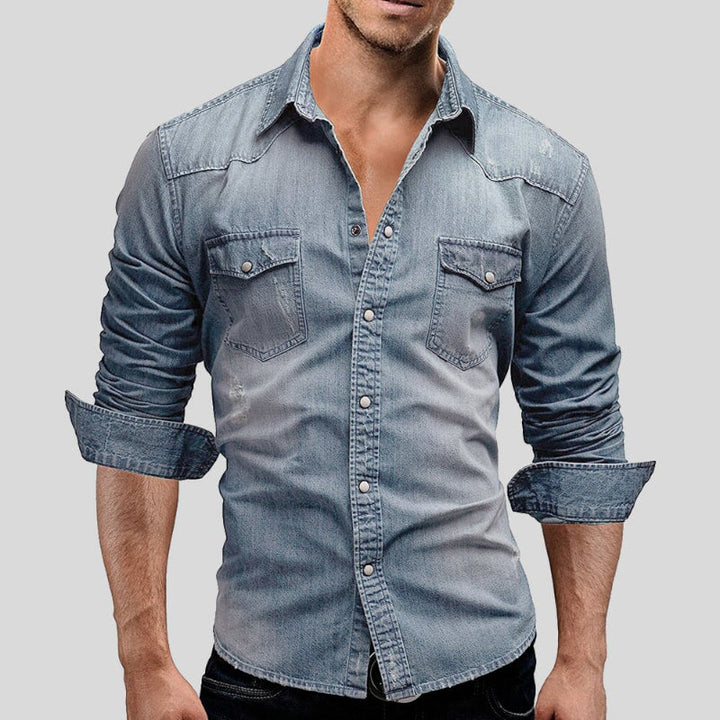 Lässiges Herren-Jeanshemd aus strapazierfähigem Denim; stilvoller Casual-Look, komfortable Passform für Alltagstragekomfort.