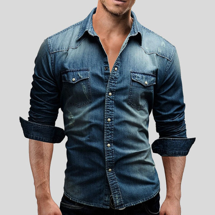 Lässiges Herren-Jeanshemd aus strapazierfähigem Denim; stilvoller Casual-Look, komfortable Passform für Alltagstragekomfort.