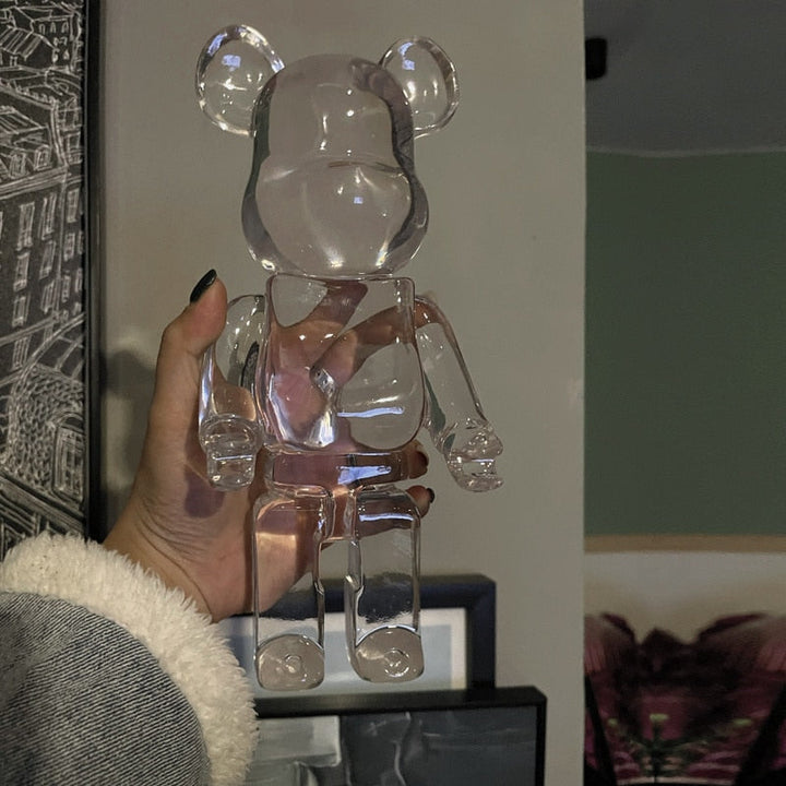 "Lebendige Bearbricks Skulptur mit buntem Design, ideal als stylische Tischdekoration und Sammlerfigur, aus Harz gefertigt."