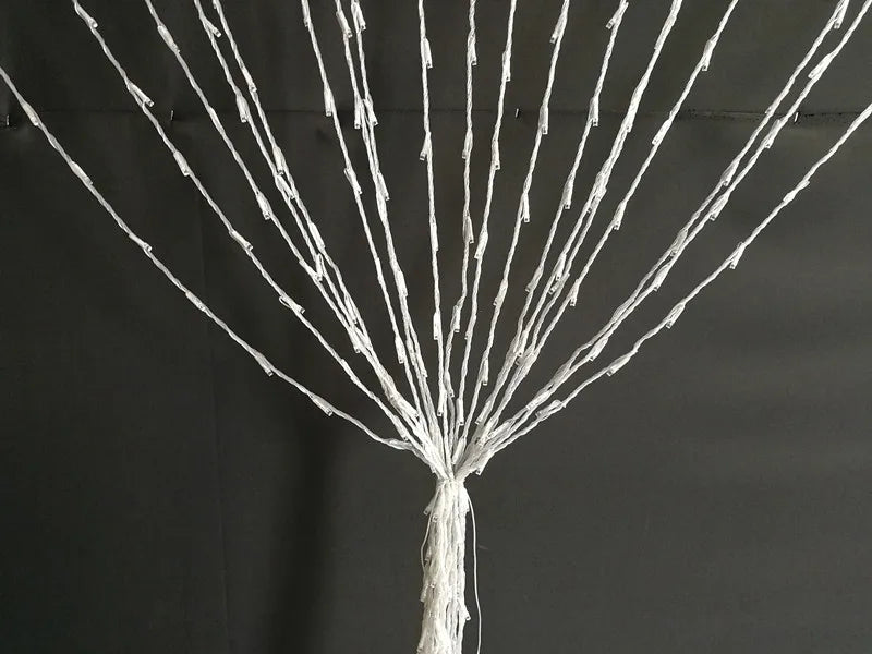 "LED Lichtervorhang mit Farbwechsel, für Fenster und Wände, schafft magisches Ambiente mit sanften farbigen Lichteffekten."