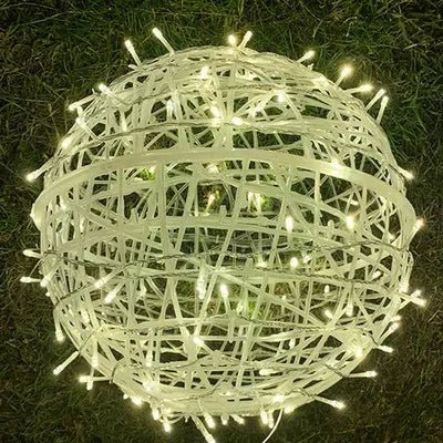 LED-Lichtkugel aus Rattan mit warmem Licht, wasserdicht für Innen und Außen, dekorative Beleuchtung, 20 cm Durchmesser.