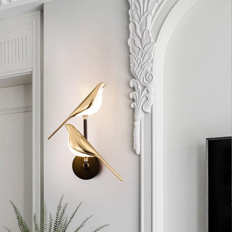 LED Wandleuchte mit Vogelmotiv, nordischer Stil, warme LED-Lichter, kunstvolle Schatten, elegante Wanddekoration.