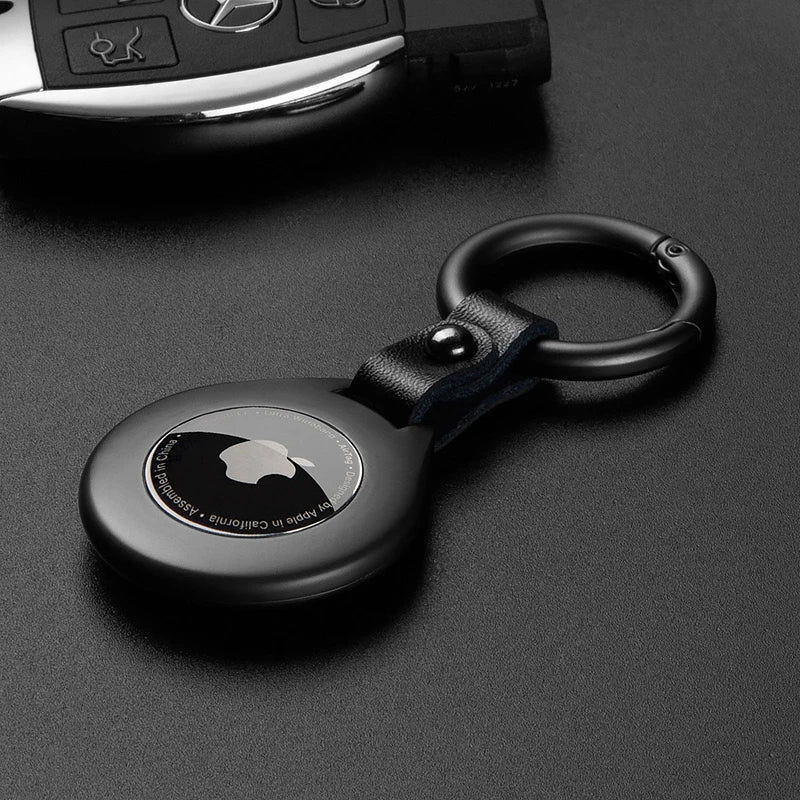 "Leder-Metall Anhänger Schutzhülle für AirTags, elegantes Design mit robustem Metallrahmen und luxuriösem Leder-Finish."