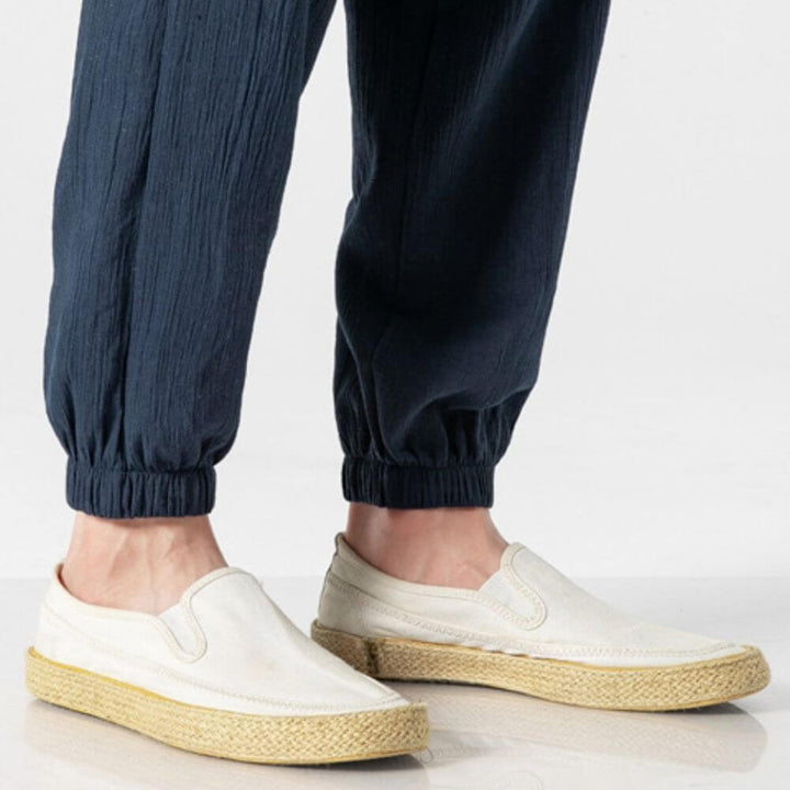 Leichte atmungsaktive Herren Komforthose aus Baumwolle und Leinen, ideal für Sommer, in verschiedenen Farben erhältlich.