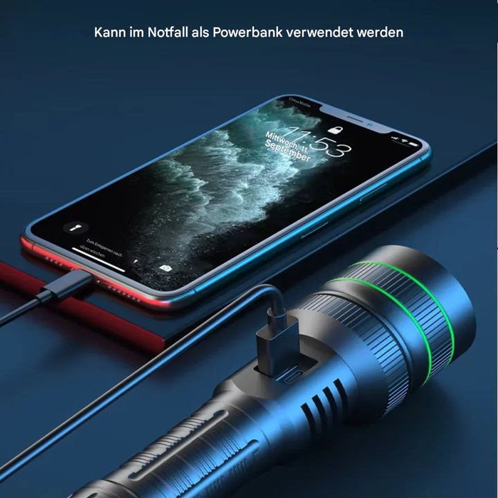 "Leistungsstarke LED-Taschenlampe mit langer Akkulaufzeit, robustem Gehäuse und vielseitigen Lichtmodi im Einsatz."