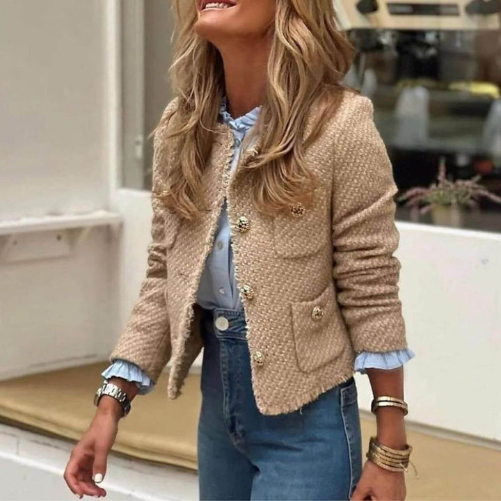 "Lena Tweedjacke für Damen, strukturiert mit Golddetails, ideal für elegantes Auftreten, komfortabel und vielseitig."