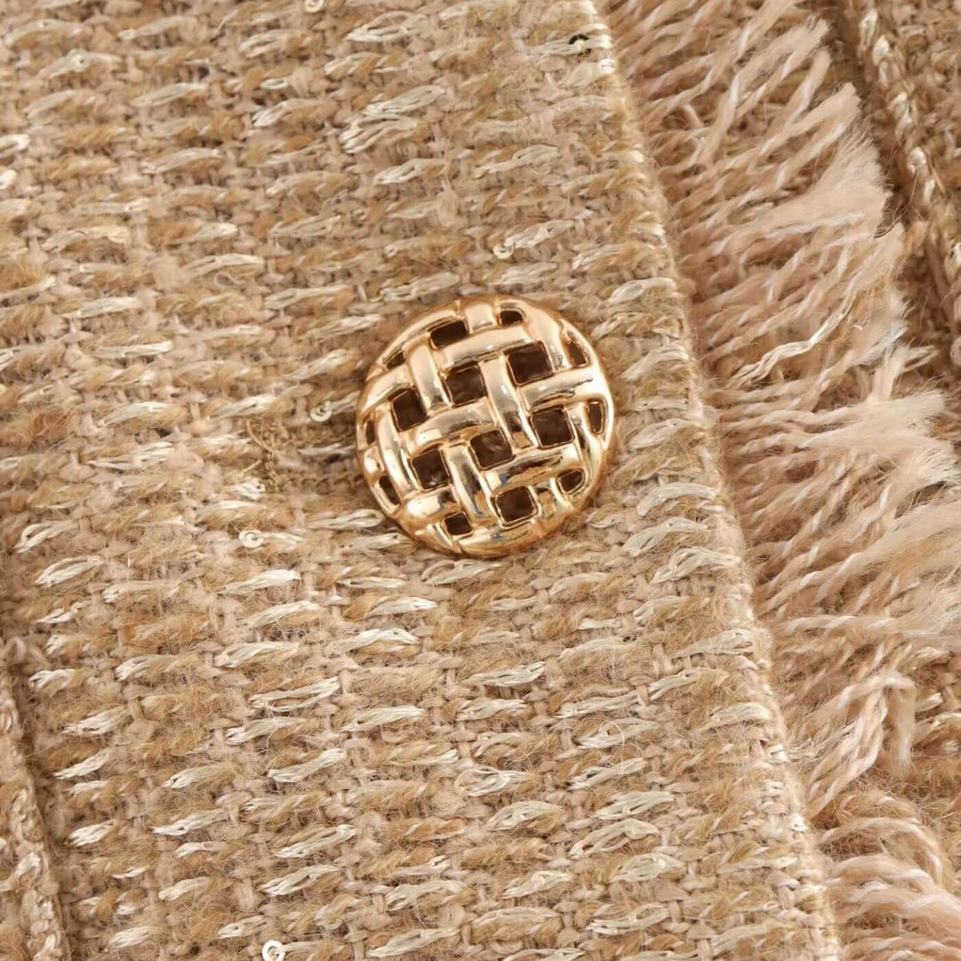 "Lena Tweedjacke für Damen, strukturiert mit Golddetails, ideal für elegantes Auftreten, komfortabel und vielseitig."