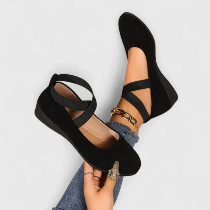 Lightweight women's open-toe sandals with a flexible sole, perfect for comfortable summer walking and casual wear.