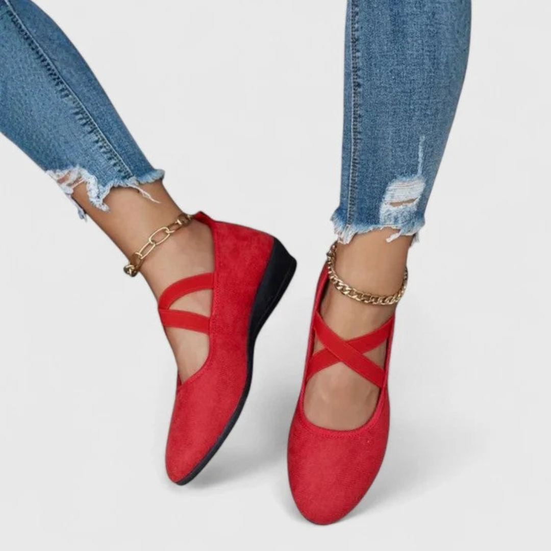 Women's walking sandals: lightweight, open-toe, flexible sole for everyday comfort and breathable summer wear.